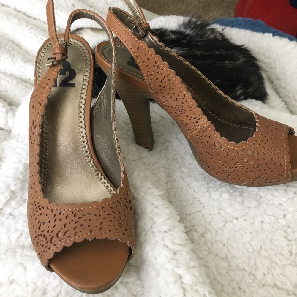 R2 cutout design peep toe heels